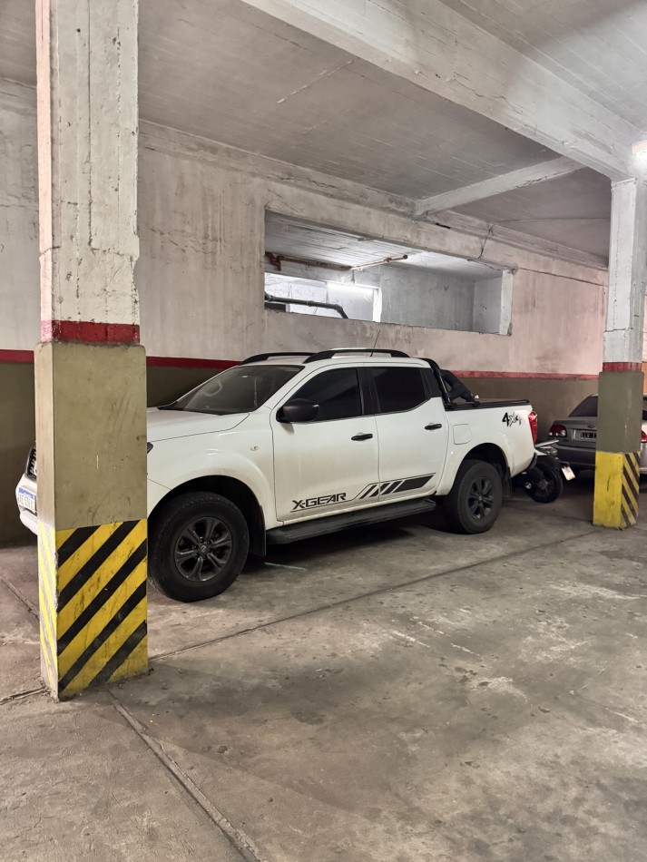 Excelente cochera cubierta doble en Facultad de Medicina